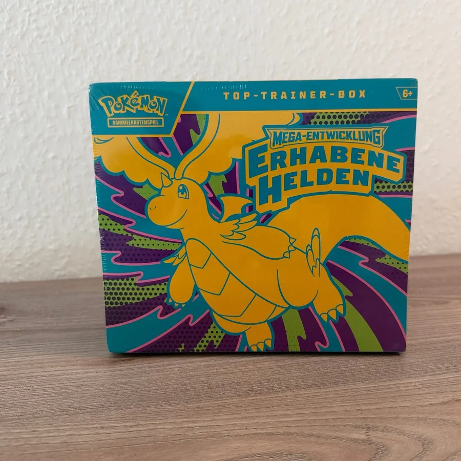 Mega-Entwicklung: Erhabene Helden Top-Trainer-Box – Vorderseite