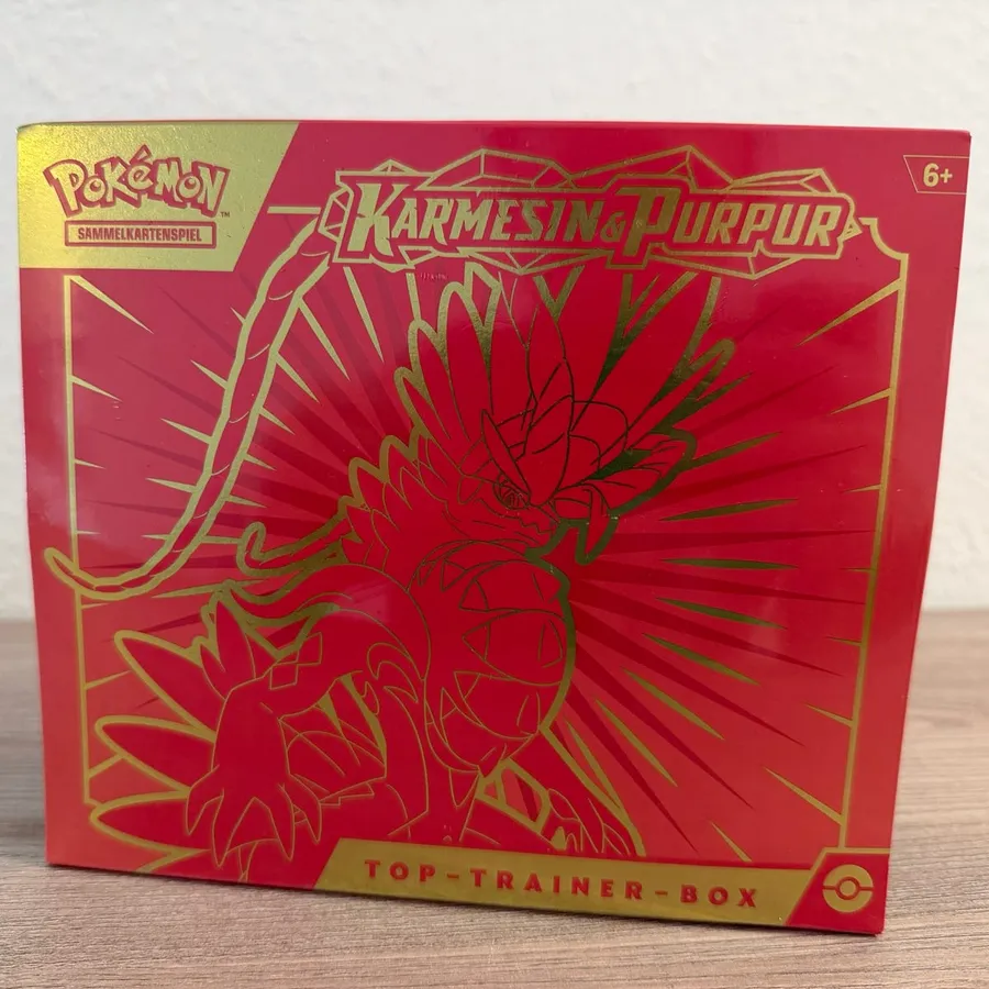 Karmesin & Purpur Top-Trainer-Box (Koraidon) – Vorderseite