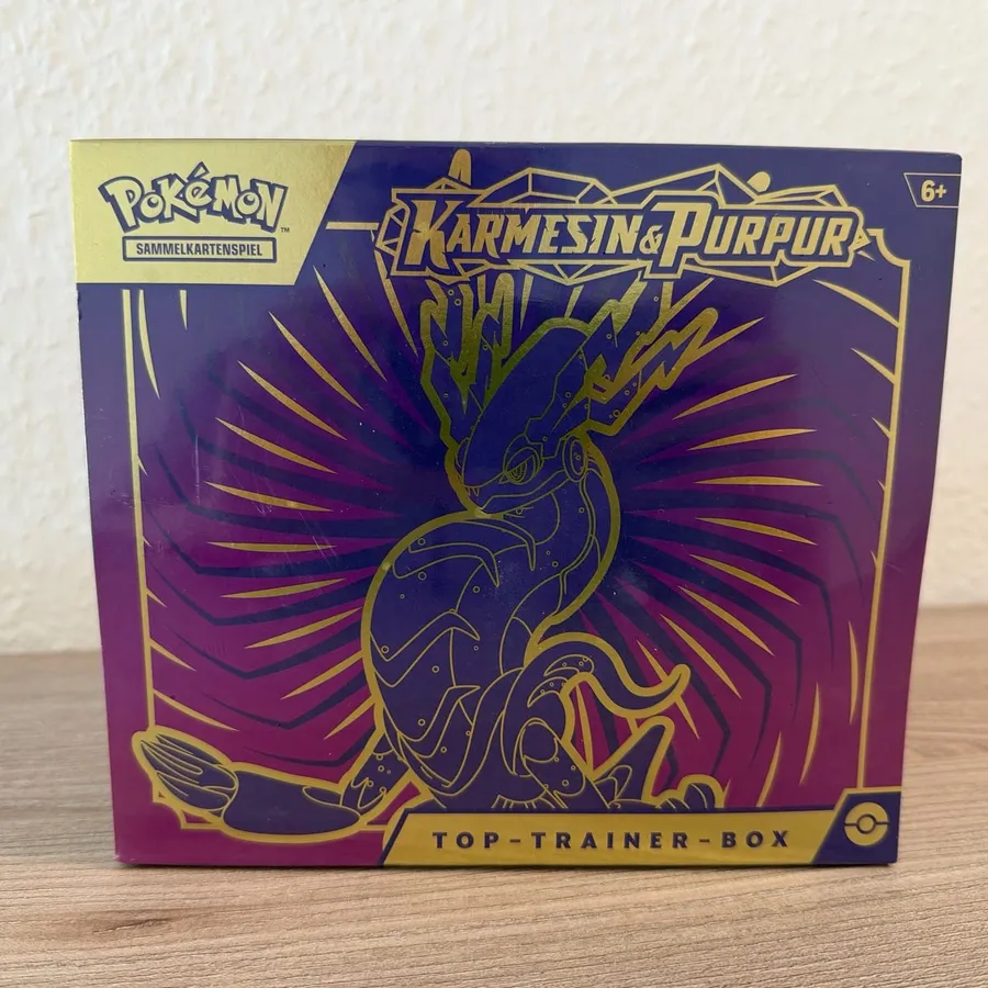 Karmesin & Purpur Top-Trainer-Box (Miraidon) – Vorderseite