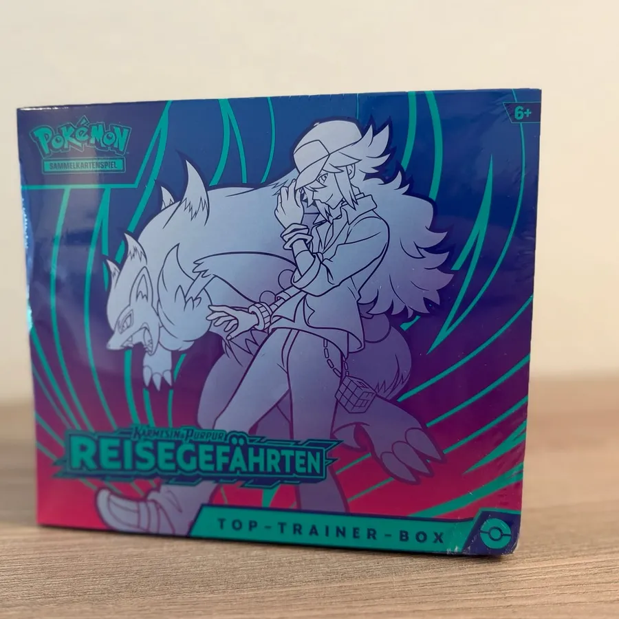 Karmesin & Purpur: Reisegefährten Top-Trainer-Box (B-Ware: Delle an der Ecke) – Vorderseite