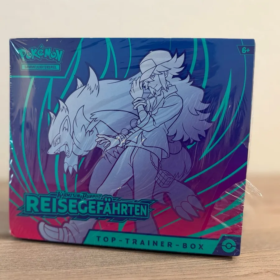 Karmesin & Purpur: Reisegefährten Top-Trainer-Box (B-Ware: Folie eingerissen) – Vorderseite