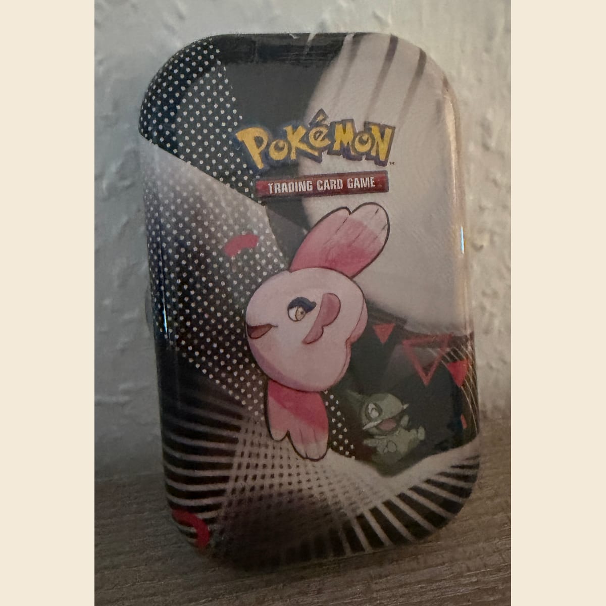 Mini-Tin Schwarze Blitze & Weiße Flammen (Mamolida & Milza) – Vorderseite